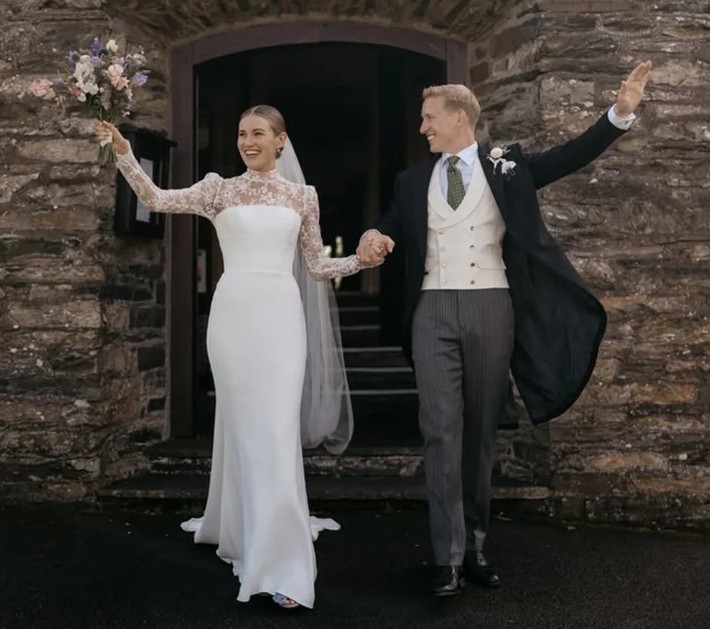 Langarm Fit and Flare Brautkleid Indra mit Ärmeln aus&nbsp;Spitze