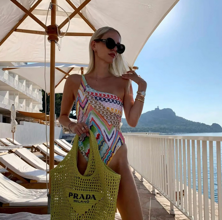 One Sohulder Badeanzug 2025 Sanja Bunt mit&nbsp;Muster