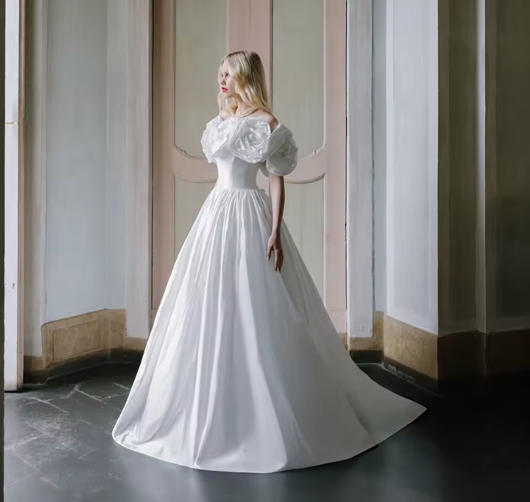 Schulterfreies A Linie Brautkleid Havin mit Oversize&nbsp;Blumen