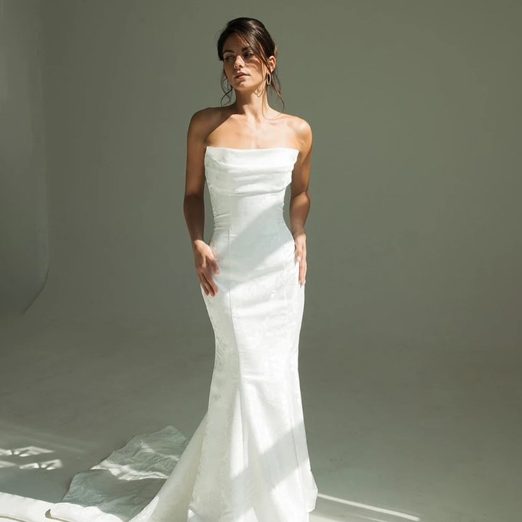 Schulterfreies Fit and Flare Brautkleid Ivanka mit Spitze und&nbsp;Schleppe