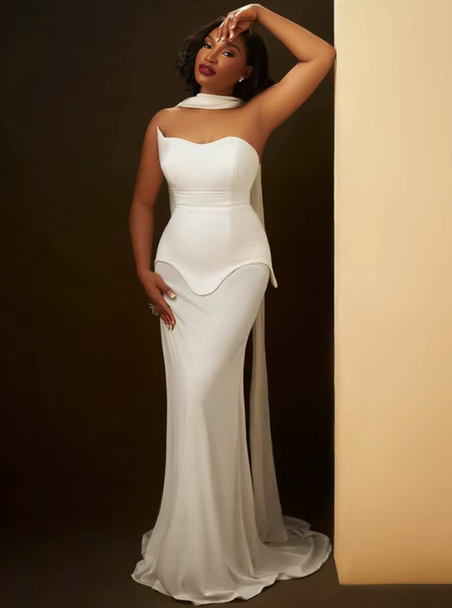 Schulterfreies Meerjungfrau Standesamt Brautkleid mit&nbsp;Pinselschleppe