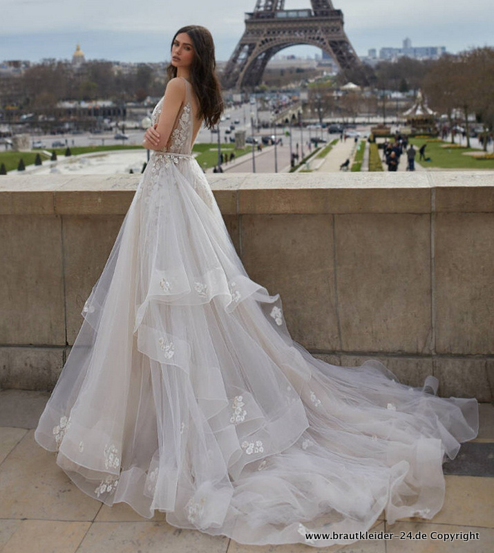 Tüll Brautkleid Benedikte mit V Ausschnitt und Blumen in&nbsp;Silber
