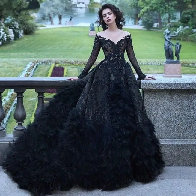 A Linie Gothic Langarm Brautkleid Hella in Schwarz mit Spitze und Tüll