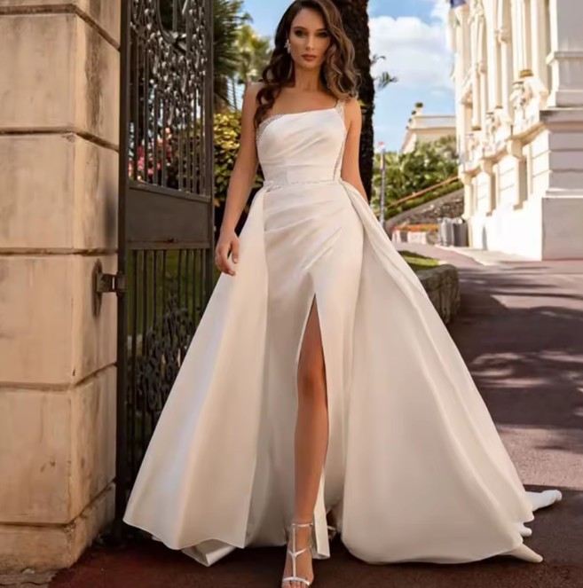I Linie High Cut Brautkleid Herta mit Schleppe