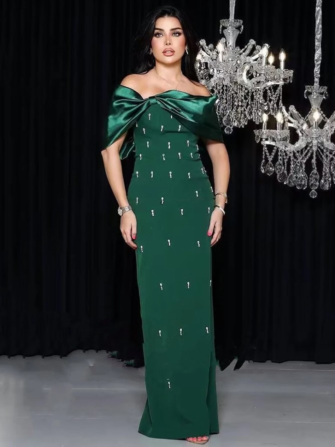 Schulterfreies Satin I Linie Abendkleid Elfriede in&nbsp;Grün