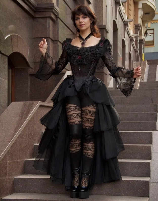 Vokuhila Gothic Langarm Brautkleid Holda in Schwarz Vorne Kurz Hinten&nbsp;Lang