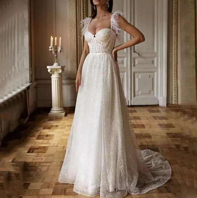 A Linie Glitzer Brautkleid Doreen mit Pinselschleppe und&nbsp;Federn