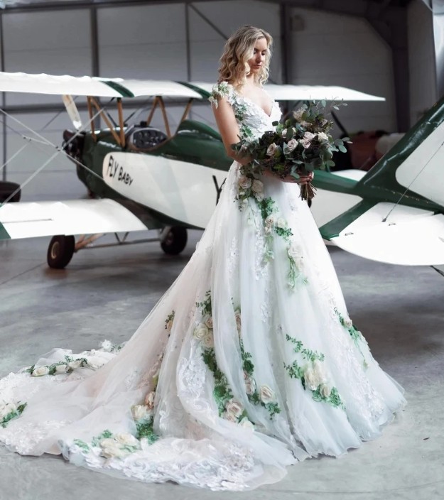 A Linie Prinzessin Brautkleid Helia mit 3D Blumen und&nbsp;Schleppe