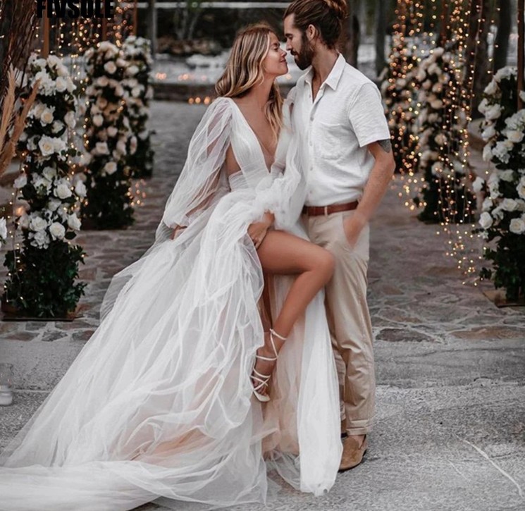 Boho Style Tüll Brautkleid Daphne mit Sexy V Ausschnitt und Schleppe