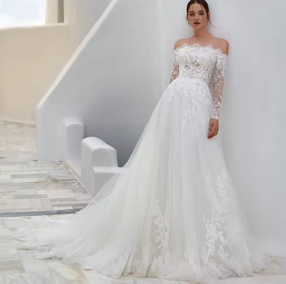 Schulterfreies Langarm Brautkleid Dietje mit Spitze und Schleppe