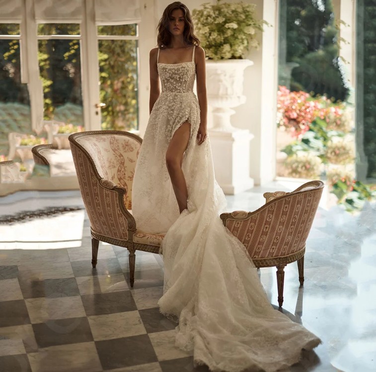 Spaghettiträger Cut Out Brautkleid Hedi mit Blumen Spitze und&nbsp;Schleppe