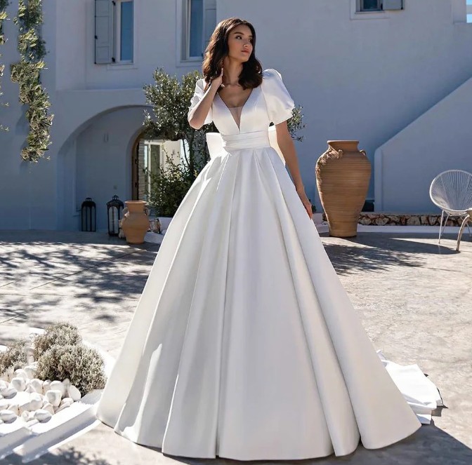 A Linie Satin Clean Chic Brautkleid Irmgard mit Puffärmel und&nbsp;Schleppe