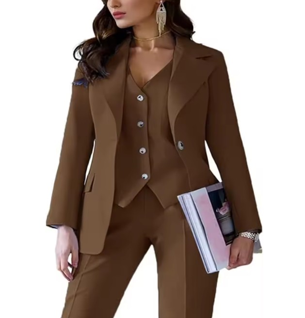 Dreiteiliger Damen Hosenanzug Ernestine in Braun Elegant Blazer – Weste – Hose im&nbsp;Set