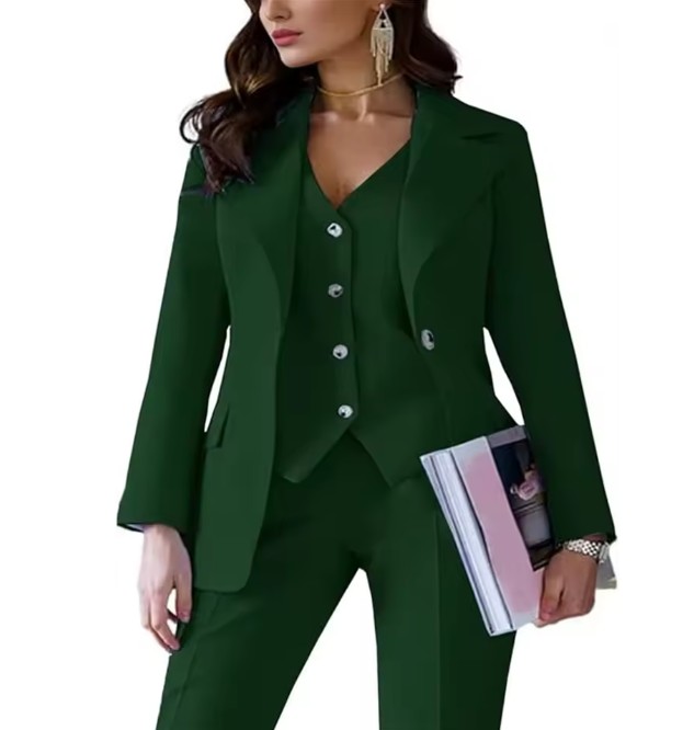 Dreiteiliger Damen Hosenanzug Ernestine in Dunkelgrün Elegant Blazer – Weste – Hose im&nbsp;Set