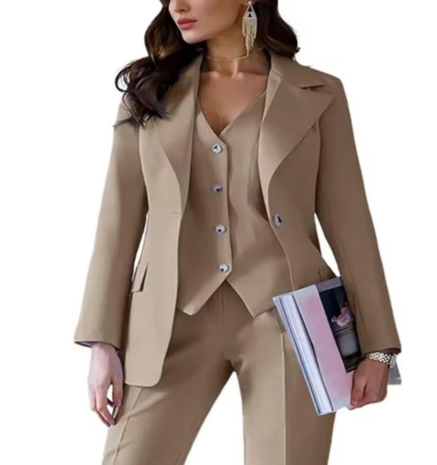 Dreiteiliger Damen Hosenanzug Ernestine in Khaki Elegant Blazer – Weste – Hose im&nbsp;Set