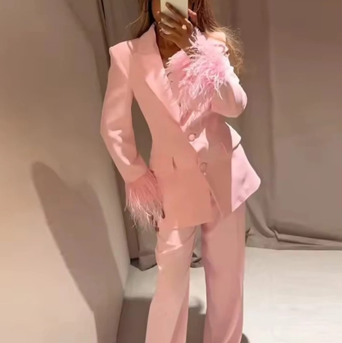 Eleganter Hosenanzug Erna in Rosa mit V Ausschnitt und&nbsp;Boa