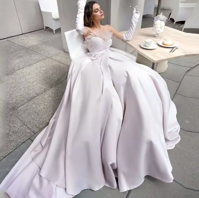 Schulterfreies Brautkleid Dina mit Herz Ausschnitt und&nbsp;Federn