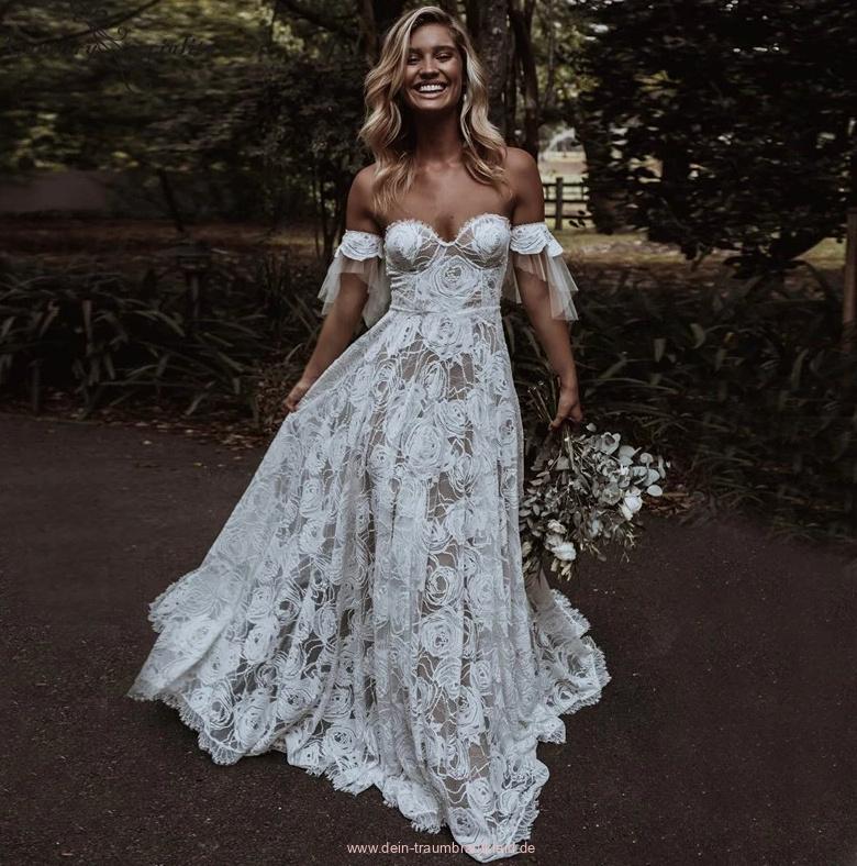 Schulterfreies Boho Brautkleid Ayaka aus Spitze mit&nbsp;Schleppe