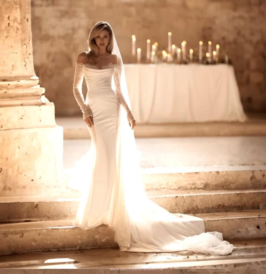 Schulterfreies Langarm Glitzer Fit and Flare Brautkleid mit Pinselschleppe und&nbsp;Spitze