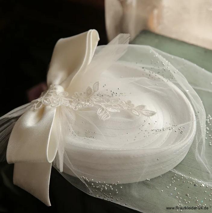 Chices Brauthut Konrade in Weiß mit Schleier und&nbsp;Schleife