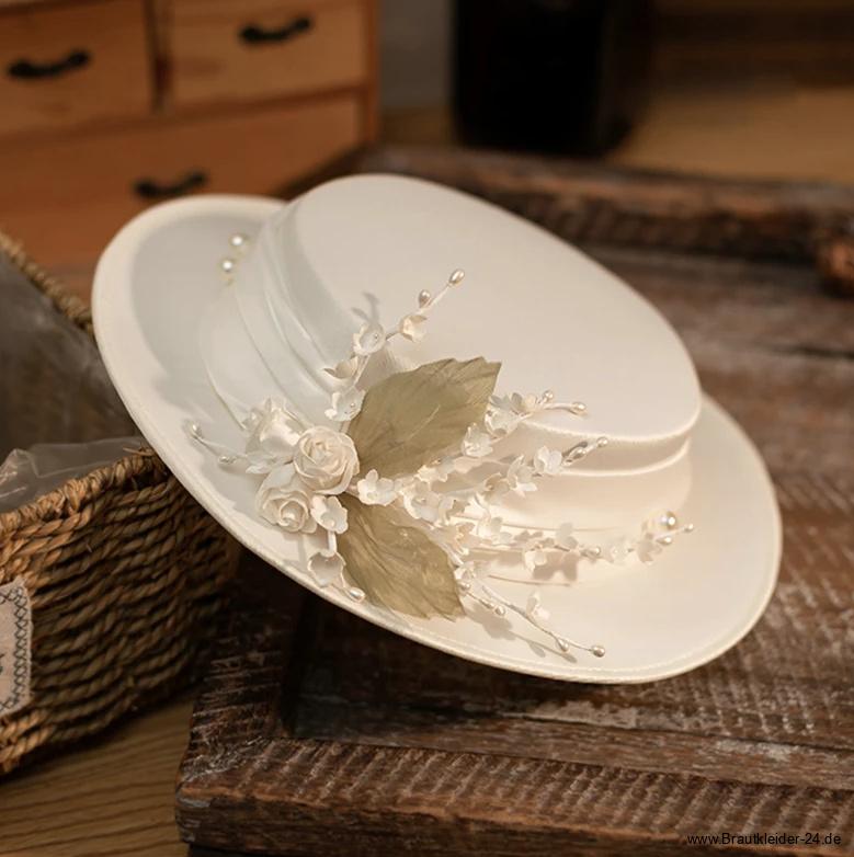 Satin Brauthut Laurine in Weiß mit Perlen Blumen&nbsp;Schärpe