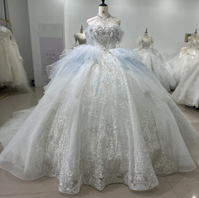 Neckholder Träger Ball Linie Glitzer Brautkleid Celin mit Strass Perlen Applikationen und&nbsp;Schleppe