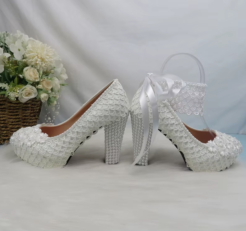 Blockabsatz Brautschuhe Danuta mit Perlen und Spitze in&nbsp;Weiß