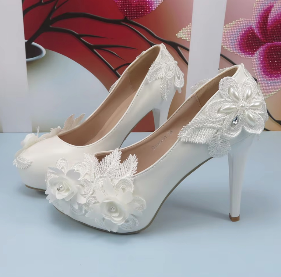 Hochzeitsschuhe Round Toe Braut High Heel mit 3D Blumen in&nbsp;Weiß