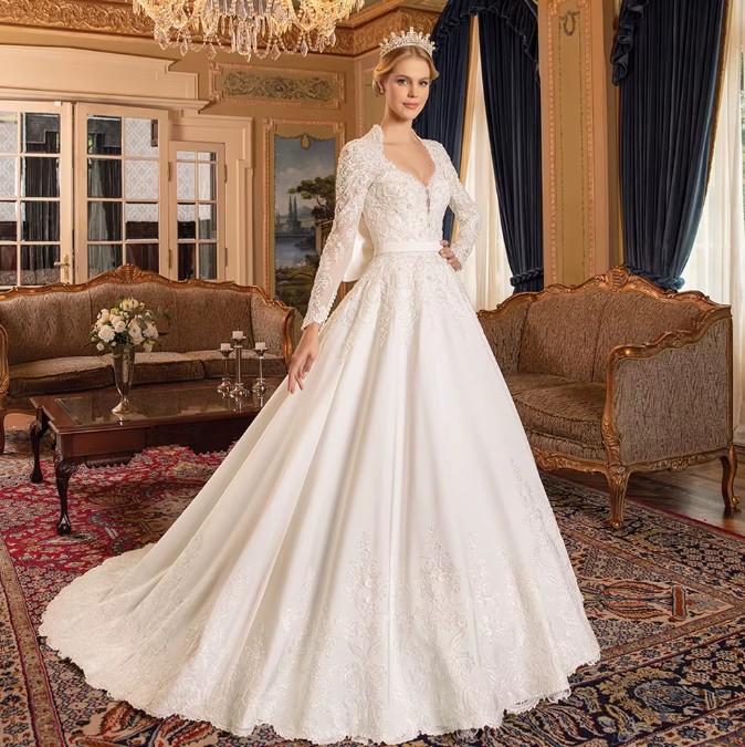 A Linie Brautkleid Iordana Klassisch mit Spitze und Perlenapplikation