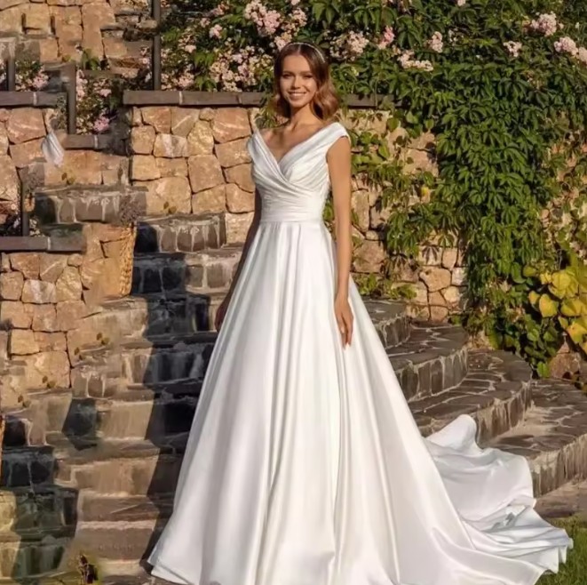 A Linie Clean Chic Brautkleid Isolde mit V Ausschnitt und&nbsp;Schleppe