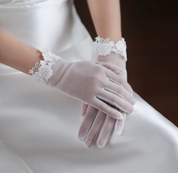 Brauthandschuhe Immanuela mit Spitze in&nbsp;Weiß