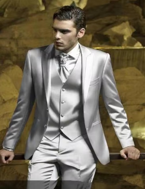 Hochzeitsanzug für den Bräutigam Vierteilig mit Weste und Krawatte in&nbsp;Silber