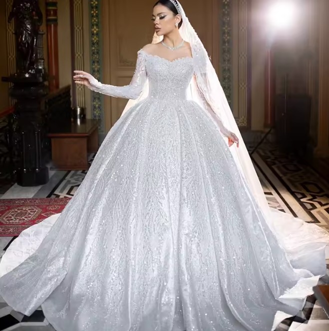 Klassisches Langarm Prinzessinnen Glitzer Brautkleid Ebba mit&nbsp;Schleppe