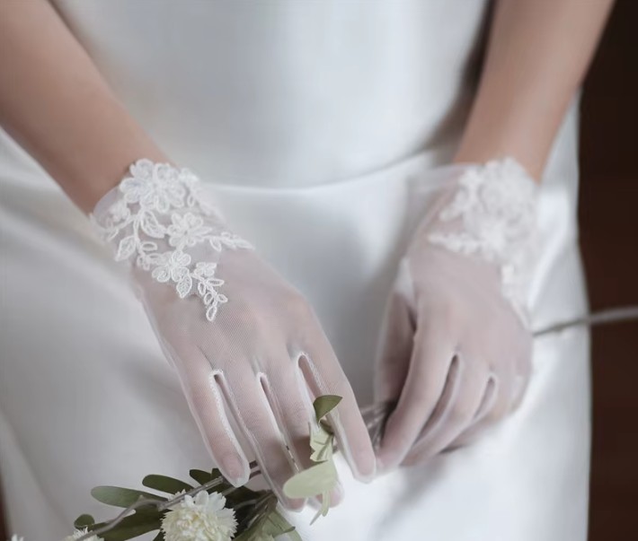 Kurze Brauthandschuhe Eleonore mit&nbsp;Spitze