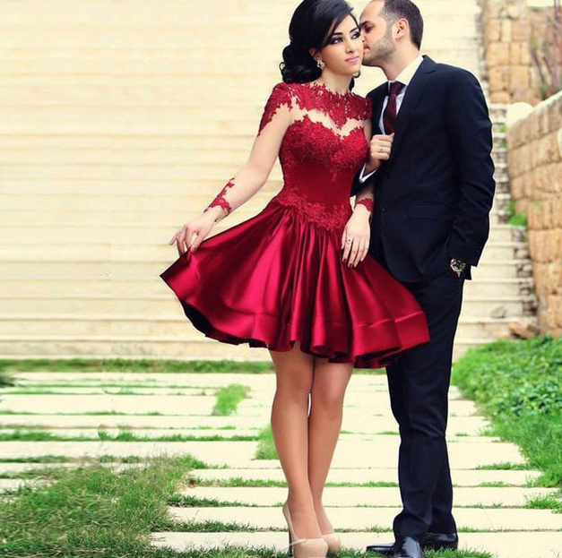 Kurzes Mini Cocktailkleid Isabella für Hochzeitsgäste in Weinrot mit&nbsp;Spitze