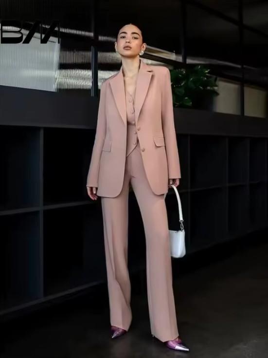 Schickes Dreiteiliges Hosenanzug für Damen in Altrosa