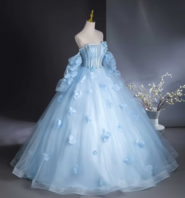 Schulterfreies Ballkleid Eleanor in Hellblau mit&nbsp;Blumen
