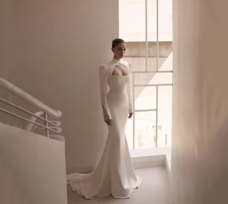 Satin Meerjungfrau Brautkleid Deele mit Schelle und Sexy Cut Outs