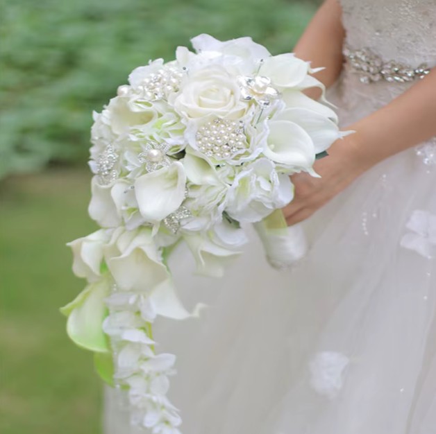 Wasserfall Braut Perlen Strauß Blumenstrauß Cala und Rosen&nbsp;Iolana