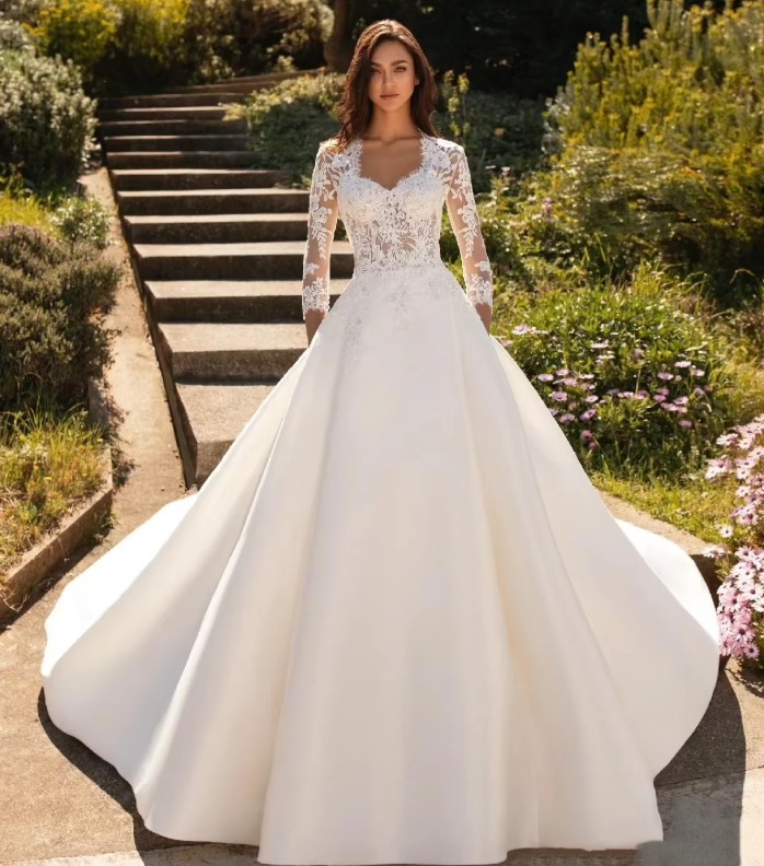 Zweiteiliges Brautkleid Ilaria mit Bolero Jacke aus&nbsp;Spitze