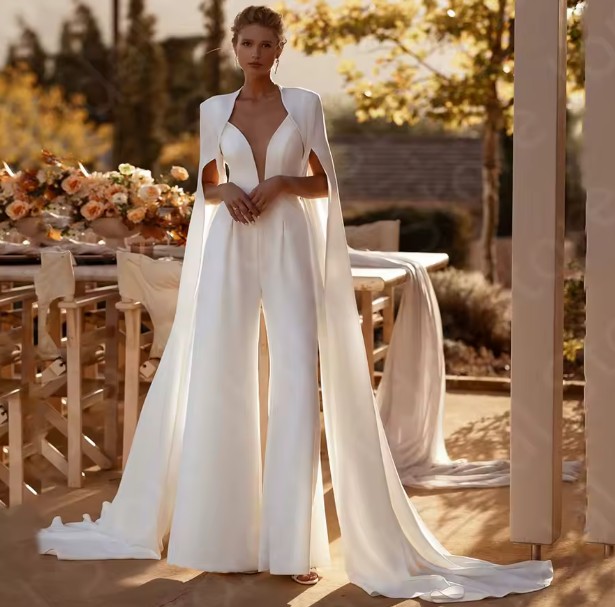 A Linie Braut Overall Einteiler für den Standesamt Ilknur mit&nbsp;Cape