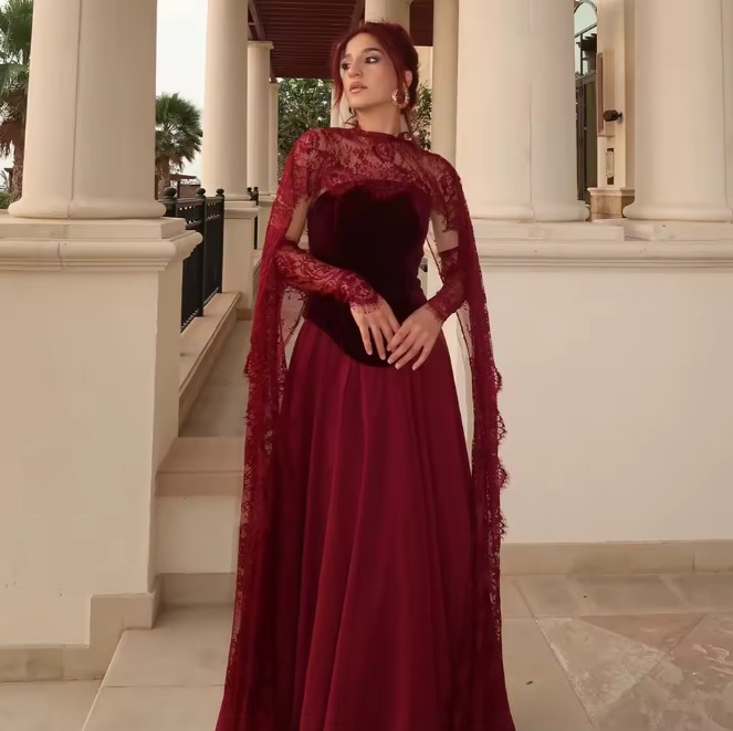 A Linie Brautkleid Jenna in Dunkelrot mit Cape aus&nbsp;Spitze