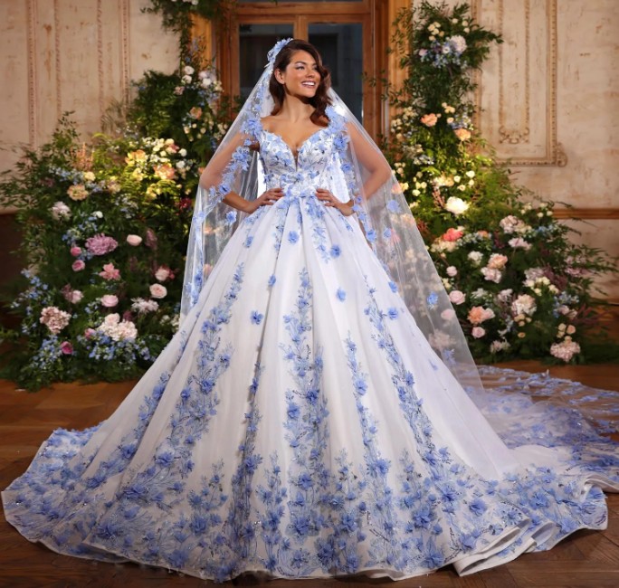 A Linie Prinzessin Brautkleid Julianne mit Blaue Blumen Stickereien und&nbsp;Schleppe