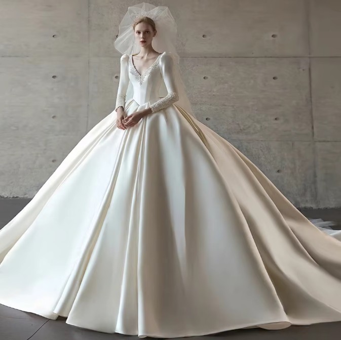 Klassisches Langarm Prinzessin Satin Brautkleid Èlodie mit&nbsp;Schleppe