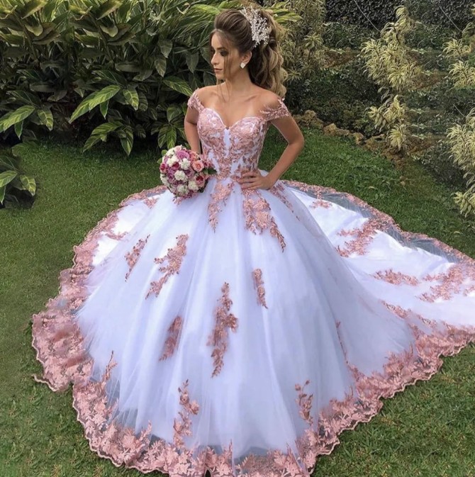 Prinzessinnen Brautkleid Juliet mit Schleppe und Champagne&nbsp;Spitze