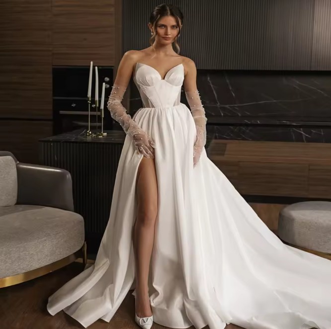 Schlichtes A Linie Brautkleid Emmelie mit Schlitz und&nbsp;Schleppe