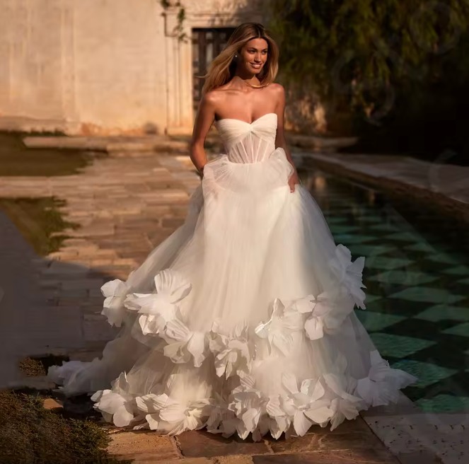 Schulterfreies A Linie Brautkleid Ira mit Lingerie Oberteil und&nbsp;Blumen