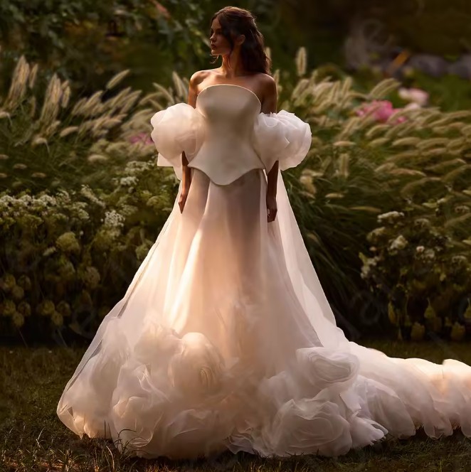 Schulterfreies Brautkleid Inessa mit Puffärmeln und Oversize&nbsp;Blumen