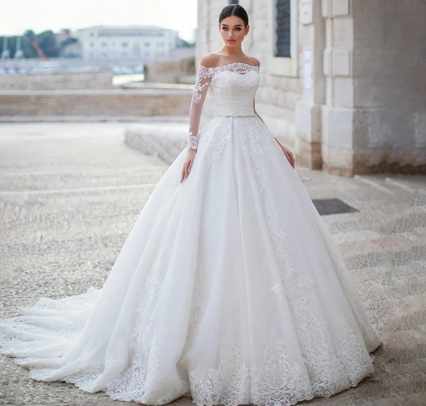 Schulterfreies Klassisches Prinzessin Brautkleid Edgarda mit Ärmeln aus Spitze und&nbsp;Schleppe