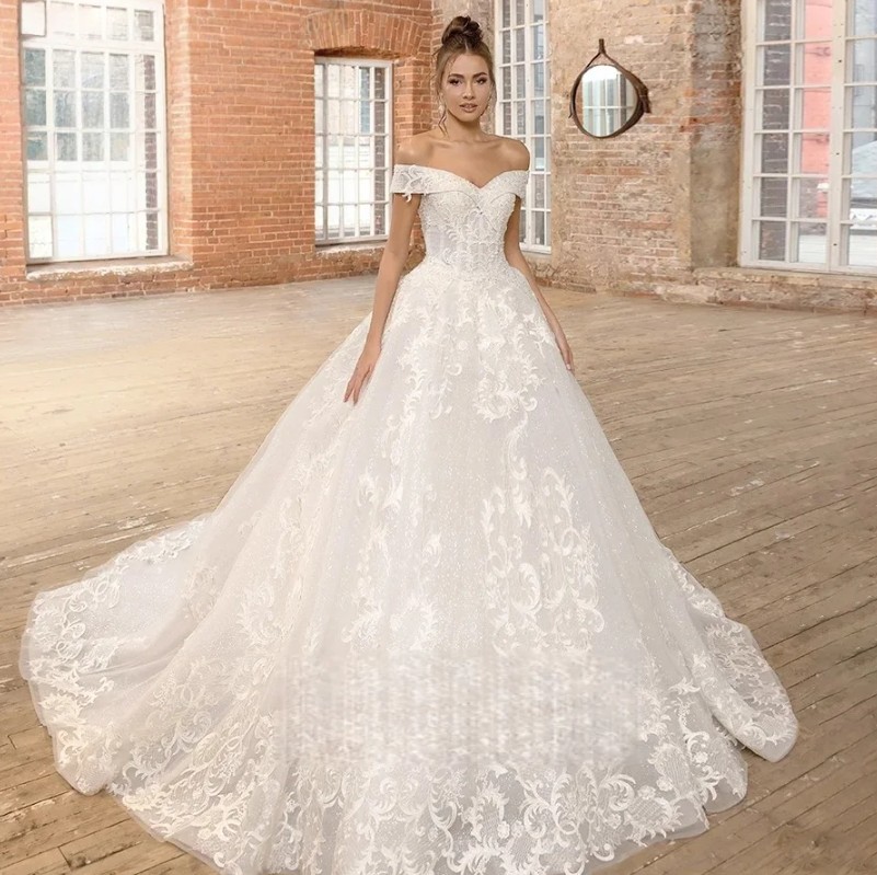 Schulterfreies Klassisches Prinzessin Brautkleid Erica mit Spitze und&nbsp;Schleppe